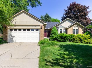 2085 Elkhorn Dr, Rochester Hills, MI 48307