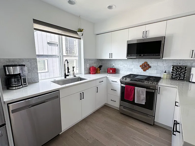 3841 Woodlawn Ave N — Photo 5