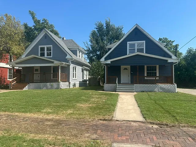 3 bed, 1.5 bath, 1364 sqft, $1,100 — Photo 1