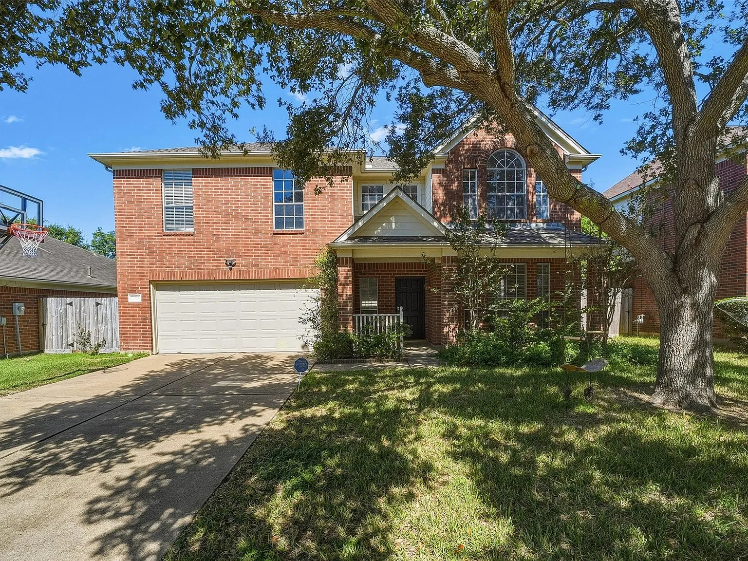 4 bed, 2.5 bath, 2822 sqft, $2,800 — Photo 2