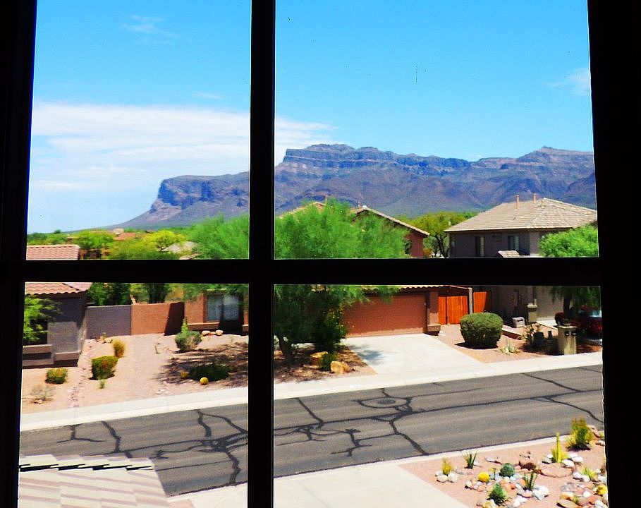 STUNNING MOUNTAIN VIEWS!