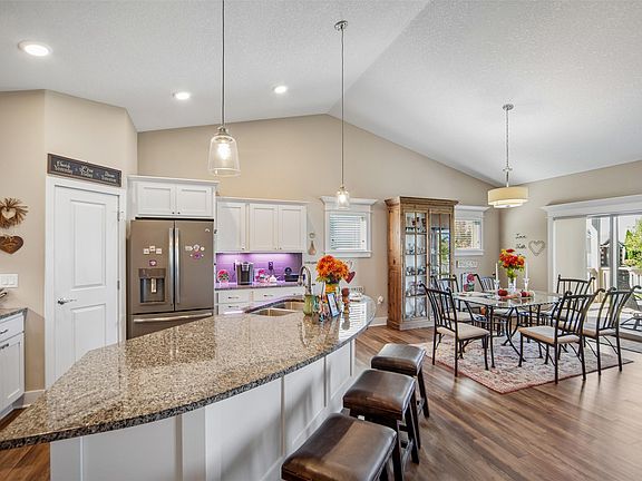 3rd image of 308 NE Pinehurst Cir