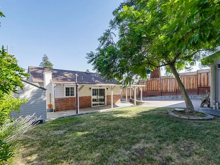 88 Southgate St — Photo 47