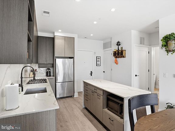 4th image of 900 11th St SE Unit 203