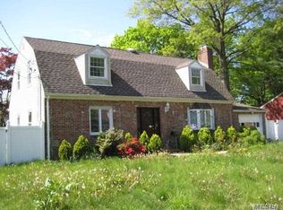 620 Jefferson St, Westbury, NY 11590