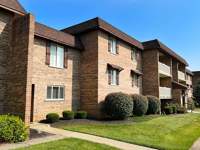 Crestbrook Apartments & Townhomes — Photo 8