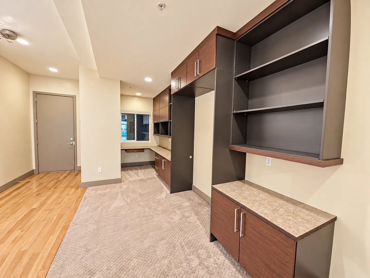 Spacious Downtown Condo- 609 Sherman Ave — Photo 2