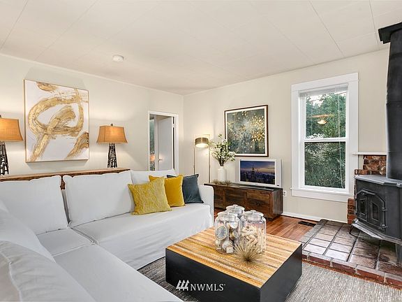 4th image of 3822 S Martin Luther King Way