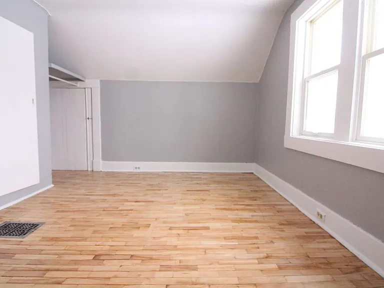 39 Empress Ave N #1 — Photo 9