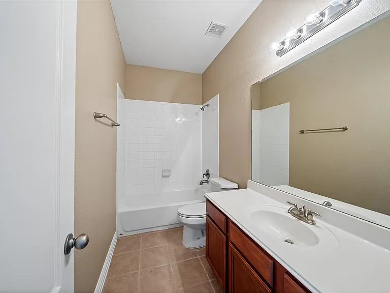 23010 Prairie Lake Ct — Photo 32