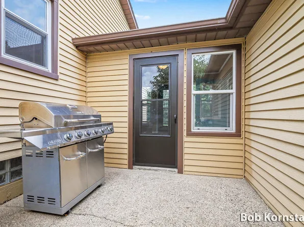 1174 52nd St SW, Wyoming, MI 49509