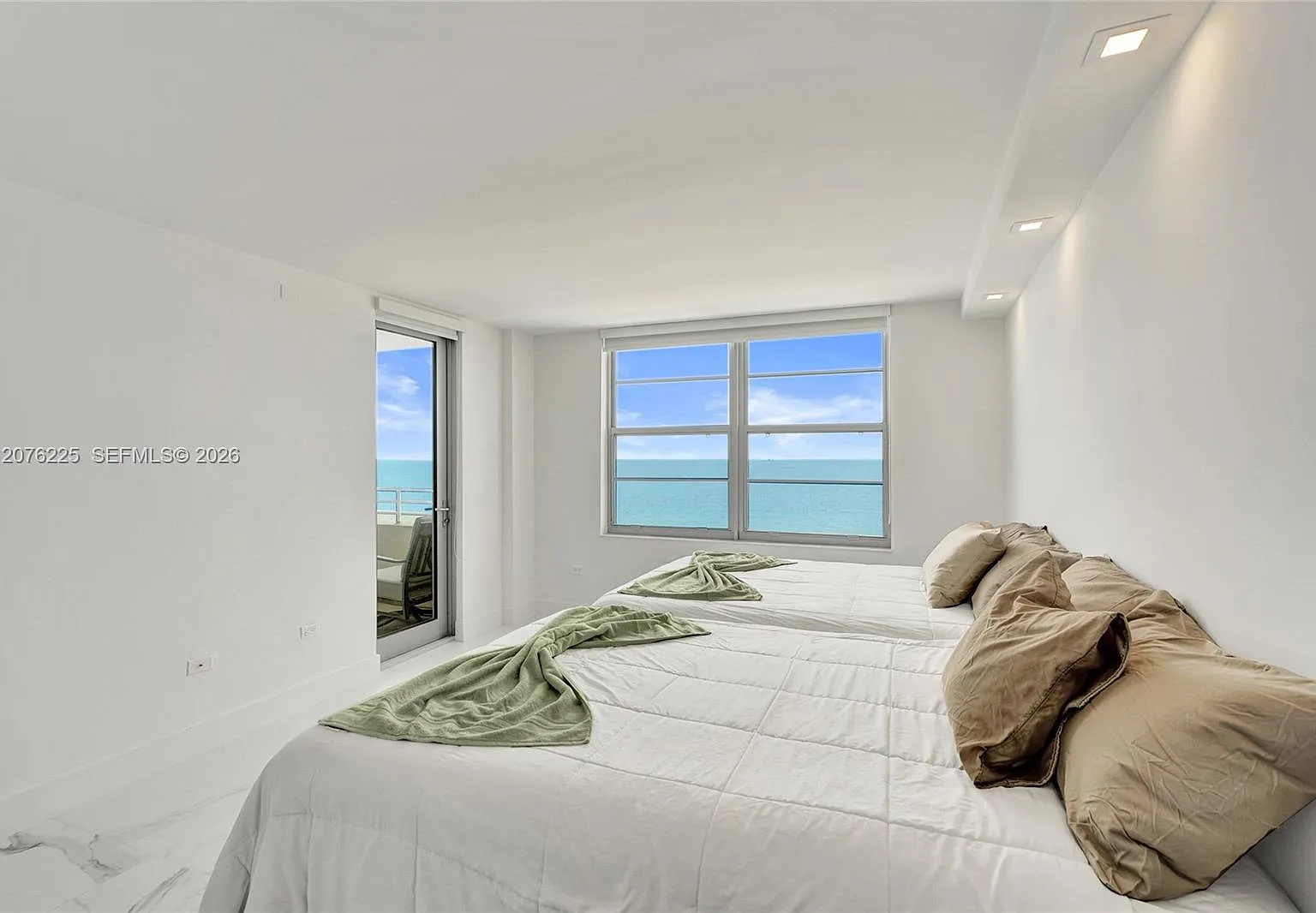 Oceanside Plaza Condo — Photo 4