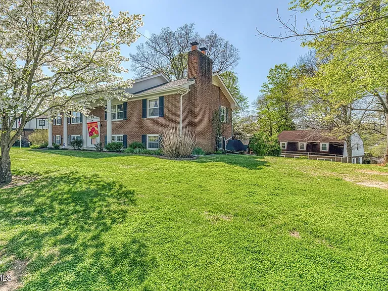 908 Meadow Ln — Photo 3