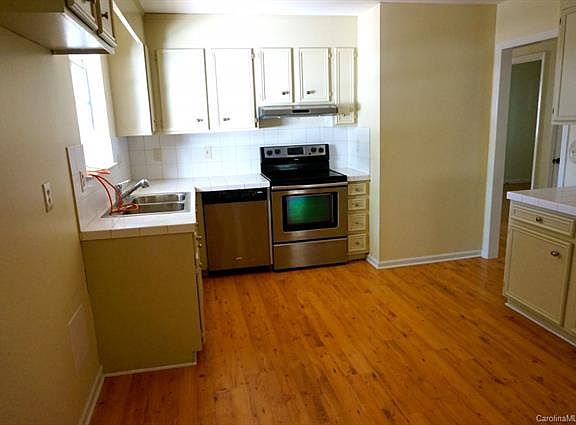 2nd image of 8205 Meadowind Cres