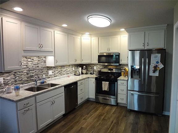 5th image of 638 W 14th St.