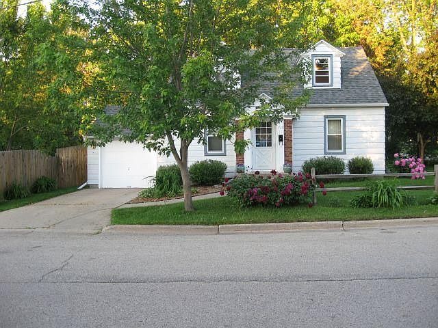 2nd image of 719 Saint Wenceslaus St