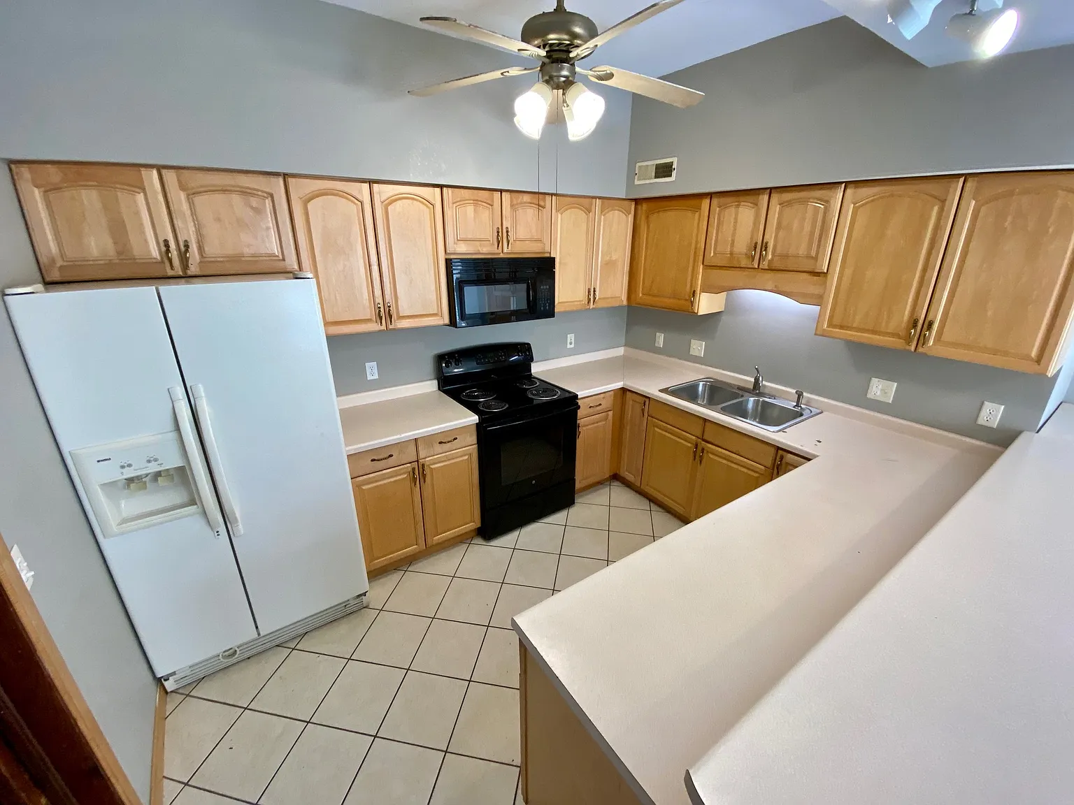 4 bed, $1,900 — Photo 2