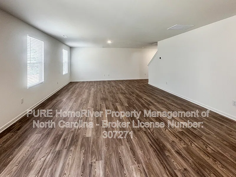 4 bed, 2.5 bath, 2376 sqft, $2,175 — Photo 4