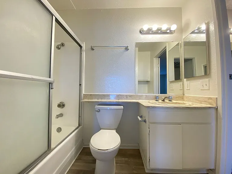 Independence Court Apartments — Photo 45