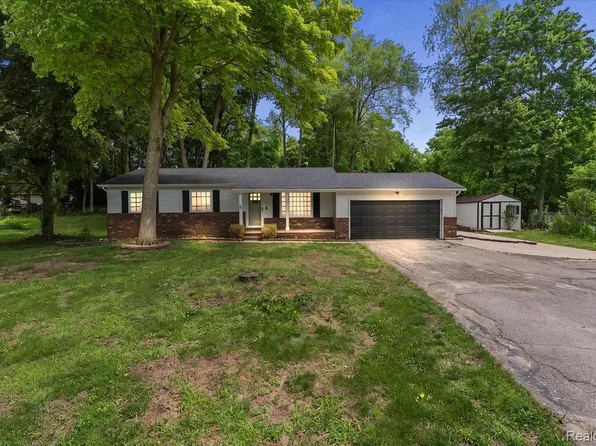 11387 Mart Rd, Whitmore Lake, MI 48189