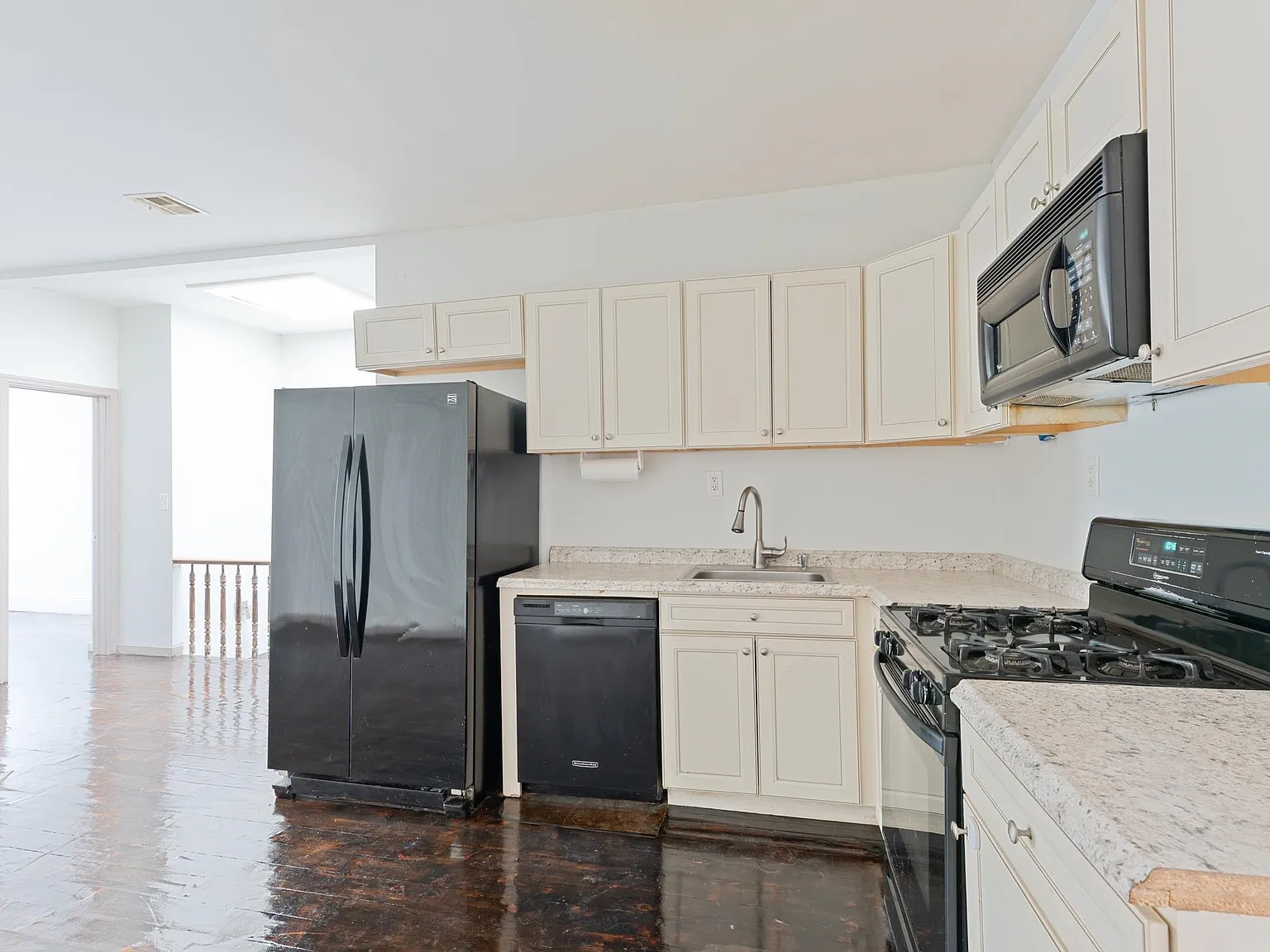 3 bed, 1.0 bath, 750 sqft, $2,100 — Photo 3