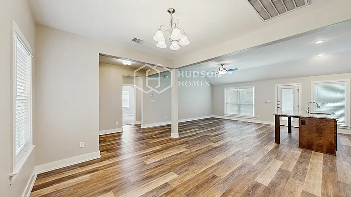318 E Lake St — Photo 8
