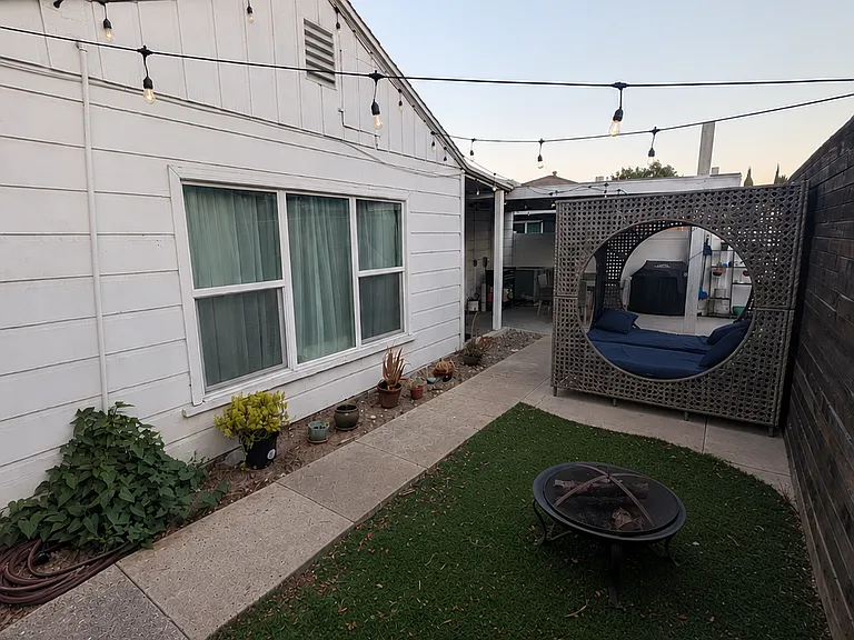 1342 Bennett Ave — Photo 2