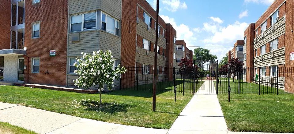 1st image of 2405 W Balmoral Ave APT 1C