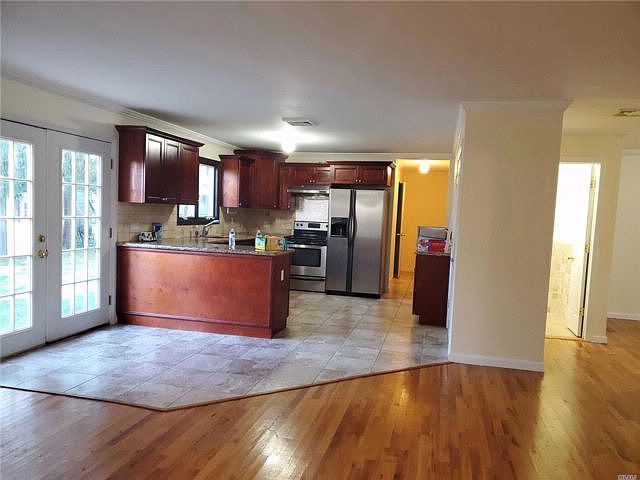 1st image of 8 Bell Ln
