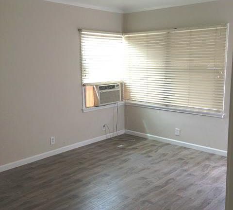 3rd image of 14212 Sylvan St #1/2