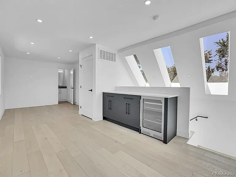 300 S Franklin St — Photo 33