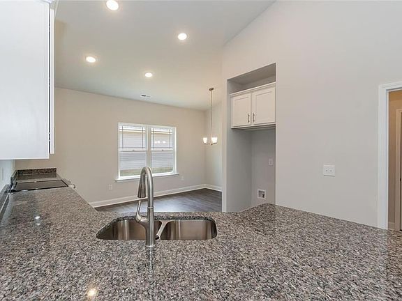 4th image of 211 Laney Dr
