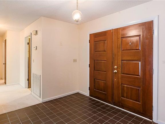 3rd image of 6323 Oak Sq W