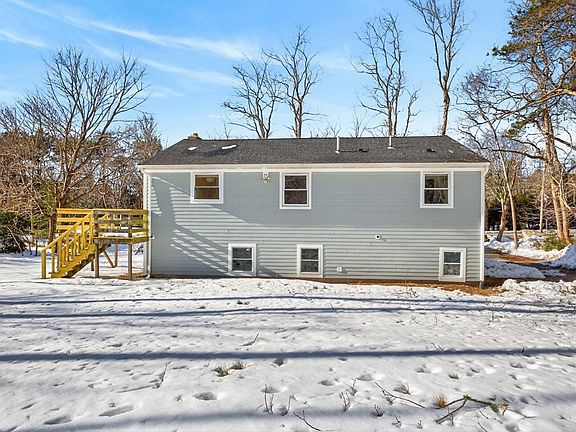 3rd image of 585 Old Falmouth Rd