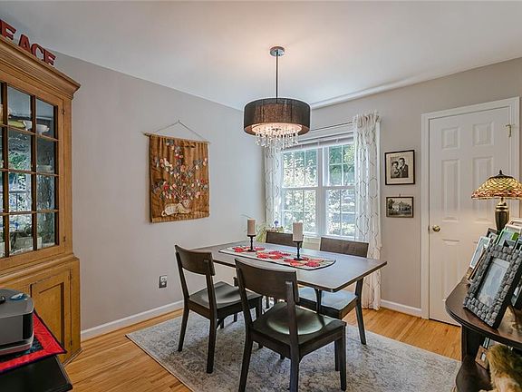 5th image of 151 Roselawn Cres