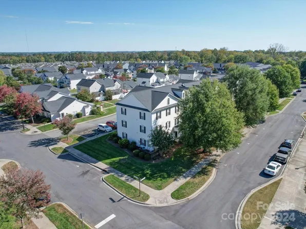 4074 Town Center Rd, Harrisburg, NC 28075