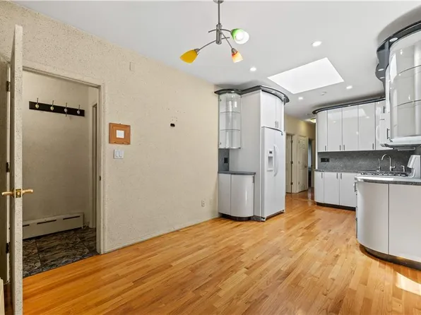 2726 East 27th Street image 10 of 29