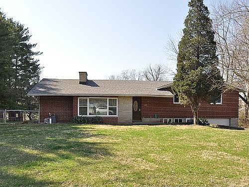 Welcome home to 1395 Rainbow Dr Lancaster