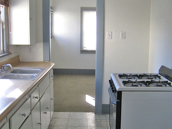 kitchen (gas stove included)