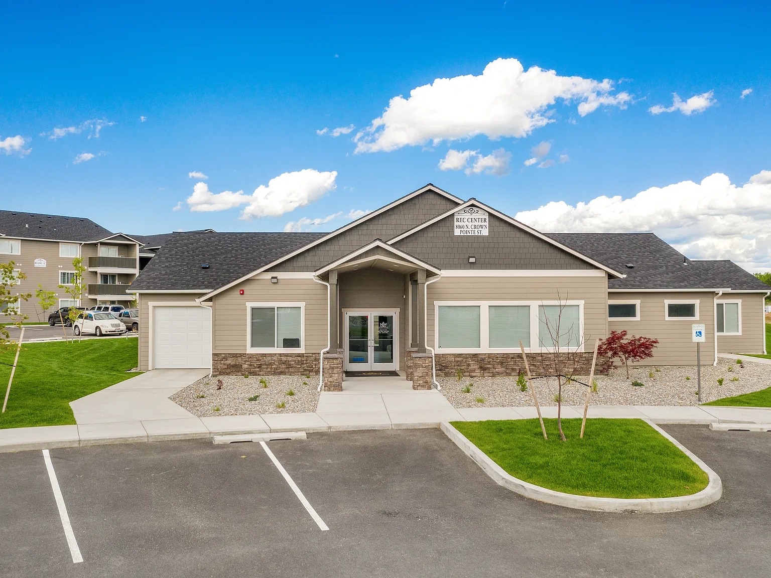 Crown Pointe Apartments — Photo 4