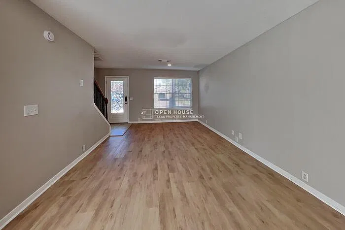3 bed, 2.5 bath, 1920 sqft, $2,050 — Photo 3