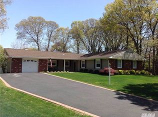 25 Hillsdale Ln, Coram, NY 11727