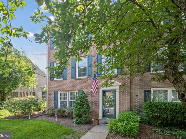 8218 Doctor Craik Ct, Alexandria, VA 22306