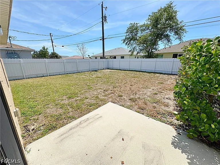 1022 NE 8th Pl — Photo 5