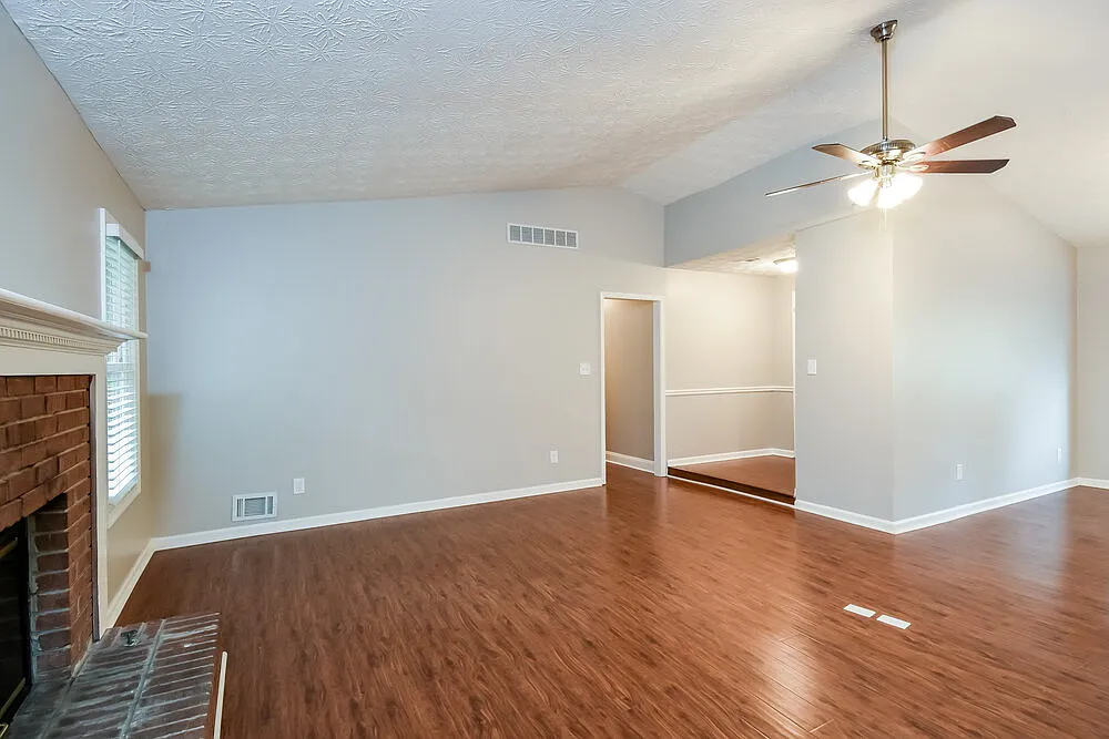 3 bed, 2.0 bath, 1592 sqft, $2,390 — Photo 4