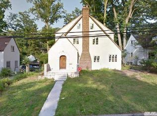 22 Johnstone Rd, Great Neck, NY 11021