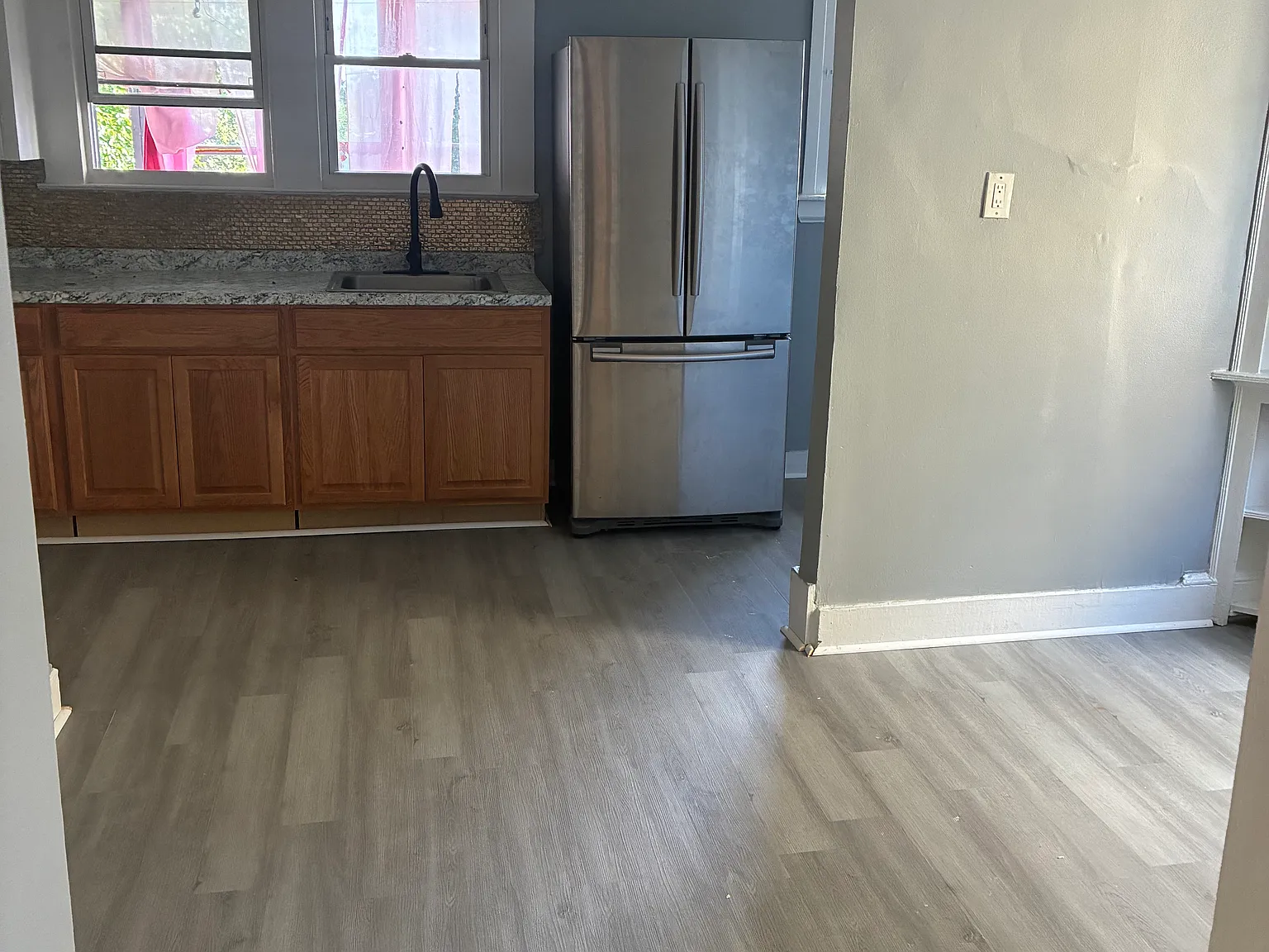 3 bed, 1000 sqft, $1,700 — Photo 2