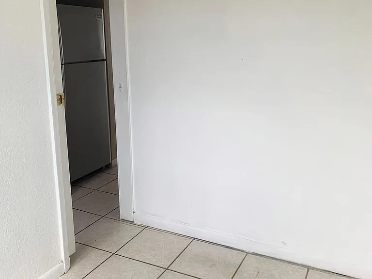 555 SW 16th Ave #15 — Photo 7