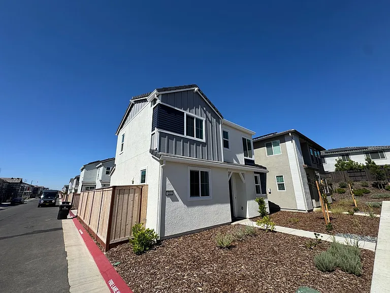 211 Stargaze Ln — Photo 2