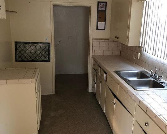 3rd image of 735 E 109th St
